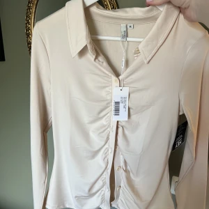 Långärmad tröja med knappar - Köpt i höstas på nelly för 299, aldrig använd och prislapp kvar❣️