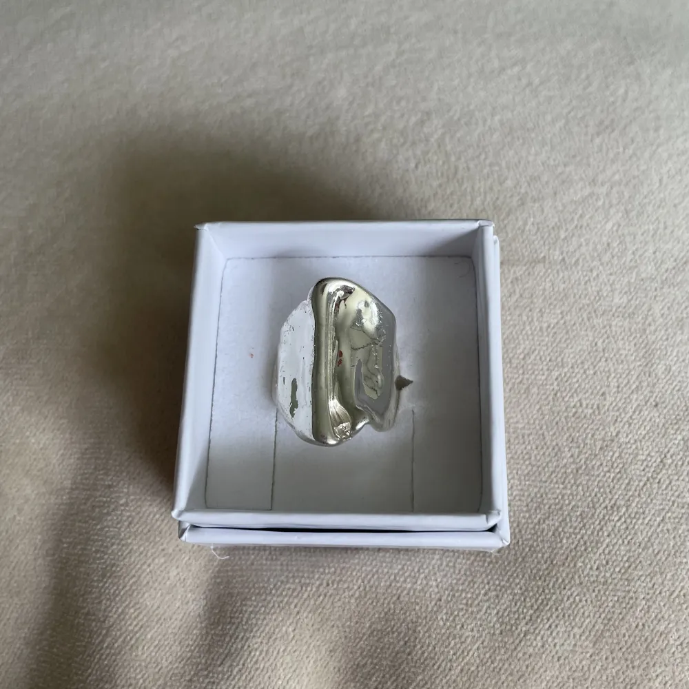 Superfin ring från pilgrim, man kan anpassa storleken, ganska så ny och fortfarande i superfint skick. . Accessoarer.
