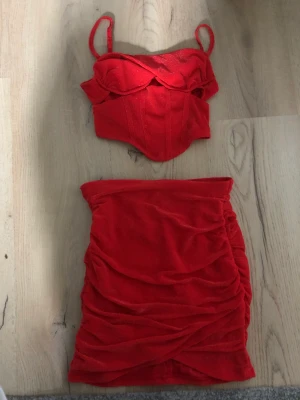 Rött sett , kjol och topp  - Rött sett perfekt för festoutfit 