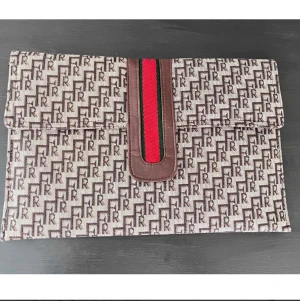 VINTAGE CLUTCH  - Vintage clutch i mkt fint skick, innerficka med dragkedja.  Mått 30x29 cm