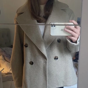 Kappa - Kort kappa, super fin och perfekt till hösten🥰 (lånad bild)