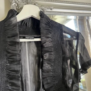 Bolero - Så fin i glansigt material köpt second hand 