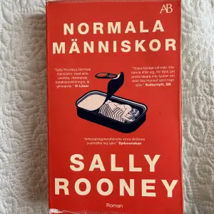 Säljer boken Normala människor (normal people) av Sally Rooney. Omslaget är lite slitet, därav priset.💗