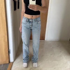 Mid waist jeans zara - Säljer nu mina snygga mid rise straight jeans från zara , knappast använda ❤️‍🔥❤️‍🔥