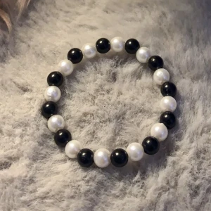 ÓneiroBracelets  - unika armband för att ge din outfit de lilla extra. PärlArmband i massa olika färger och kombinationer för att passa just dig. Hittade du inte armbandet du letar efter? Kontakta oss så skapar vi gärna ett unikt armband efter dina önskemål. 