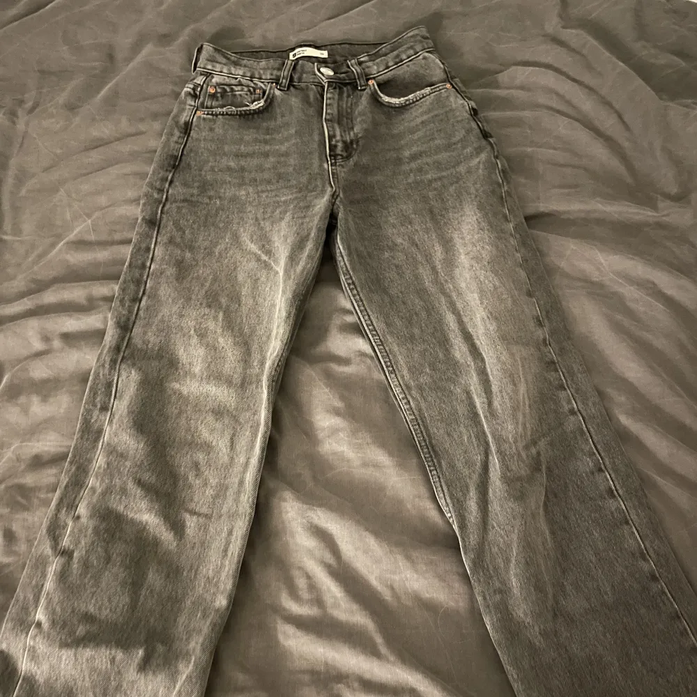 Gråa baggy jeans  Köpta från Gina tricot för 499kr, ganska använda och lite slitna längst ner men inget som syns, skriv gärna för fler frågor:). Jeans & Byxor.