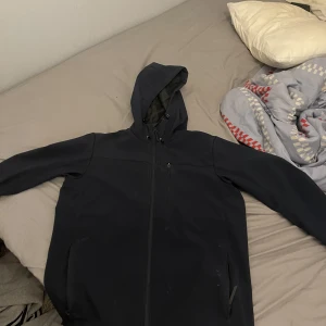 Peak performance jacka  - Jackan är i bra skick, lite smutsig som ni ser på bilden (vita märken), jackans ficka är lite lite trassig. Också något som inte syns. Peak performance texten syns inte på bilden. Skriv gärna om mer information och eller fler bilder på jackan. 