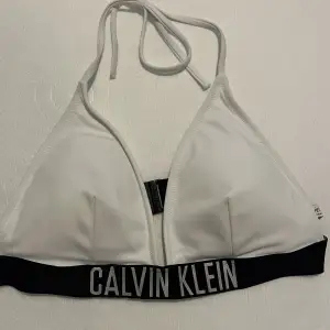 Calvin Klein bikiniöverdel. Väldigt snygg. Endast använd en gång och är i bra skick.