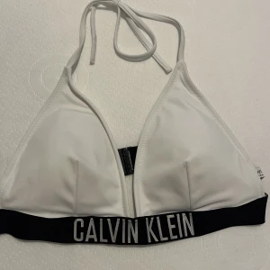 CK bikiniöverdel  - Calvin Klein bikiniöverdel. Väldigt snygg. Endast använd en gång och är i bra skick.