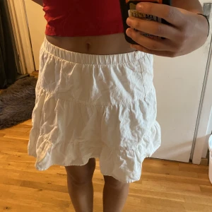 Vit kjol  - Vit fin kjol i bra skick 