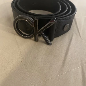 Ck bälte - Helt nytt Calvin Klein bälte. Funkar för både män och kvinnor skriv för längd säljer billigt eftersom det aldrig har kommit till användning pris kan diskuteras!