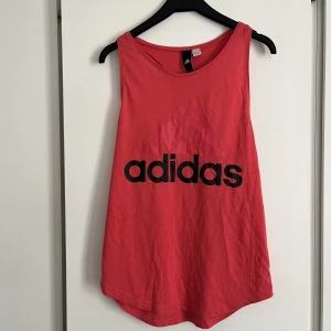 Träningstopp - Träningstopp/linne - super skönt material till träning. Snygg!  Använd fåtal gånger. Passar S-M