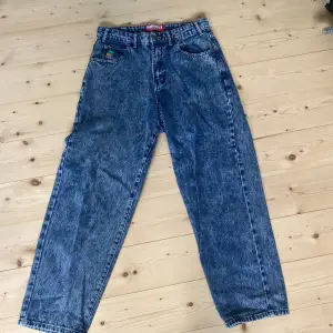 Hej säljer ett par Santoususso jeans i storlek 28 i midja men sitter som en storlek 30. Dom är i nyskick och knappt använda.