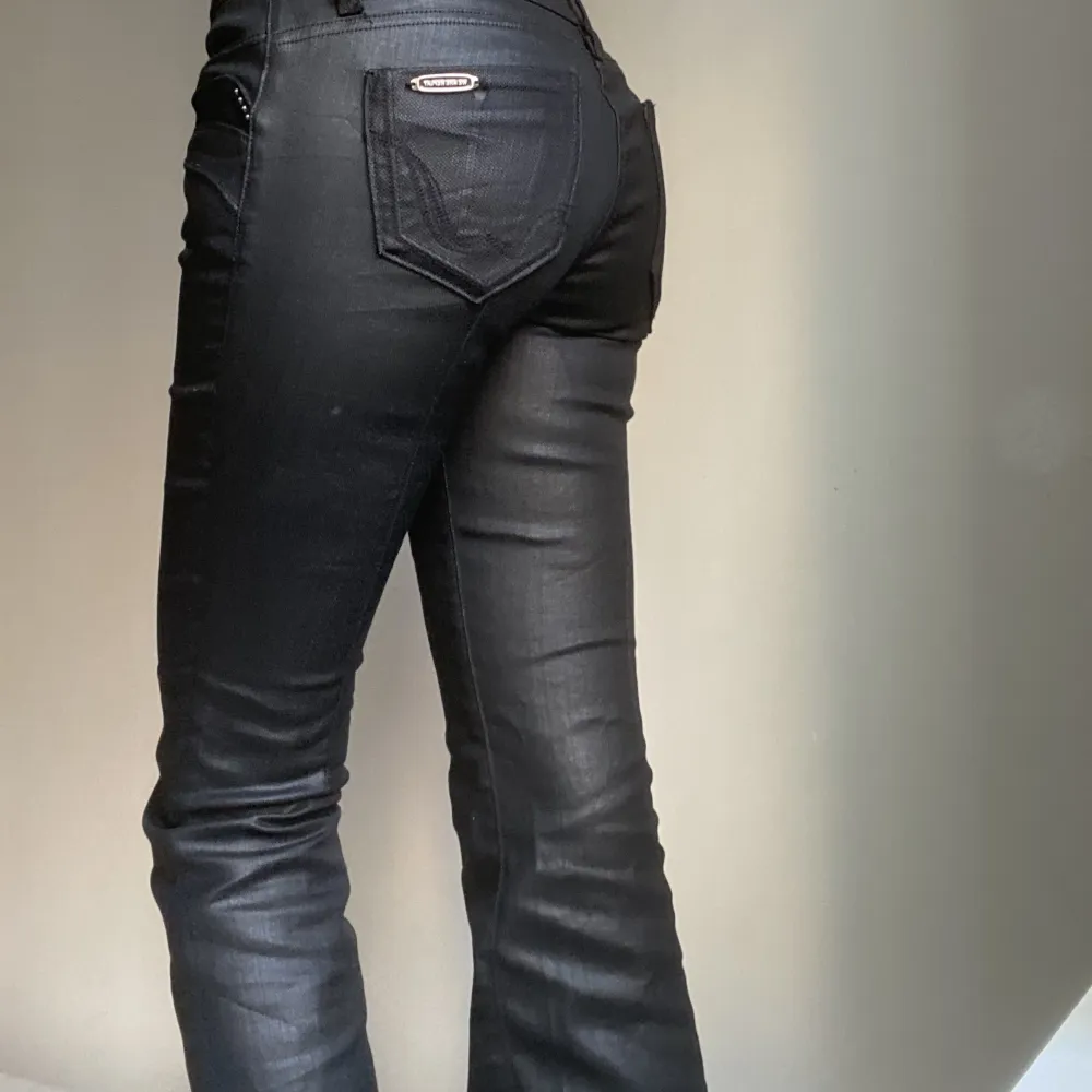 Det är ett par jeans/läder byxor från replay (W27 L36). Bra skick. Jag är 175cm och dessa byxor är väldigt långa även för mig. Skriv om ni är intresserade eller har några frågor!. Jeans & Byxor.