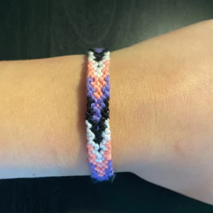 Kompisarmband 🤍 - Ett handgjort kompisarmband i rosa,lila, svart och vit färg😻titta min profil för pris och mer info⚡️