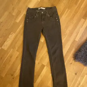 Bruna lågmidjade jeans 