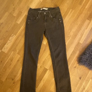 Lågmidjade jeans  - Bruna lågmidjade jeans 
