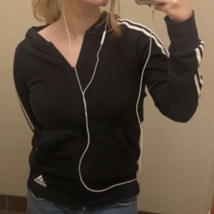 Adidas jacka/tröja  - Använt den kanske 3 gånger och väldigt bra material🩷