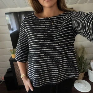 Stickad tröja - Jättefin marinblå, vit randig, stickad tröja från Dobber😊