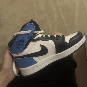 Jordan 1s - Skorna finns kvar om annonsen är kvar!! Använd köp nu😊