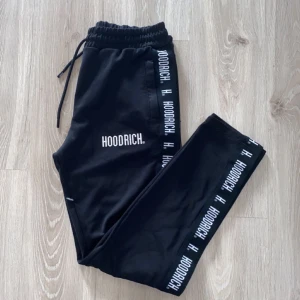 Hoodrich byxor - Säljer då mina hoodrich byxor för dom inte kmr t nån användning, bra skick. Hör av dig vid frågor!