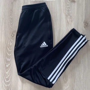 Adidas byxor - Säljer nu mina adidas byxor för att jag inte använder dom längre, bra skick! 
