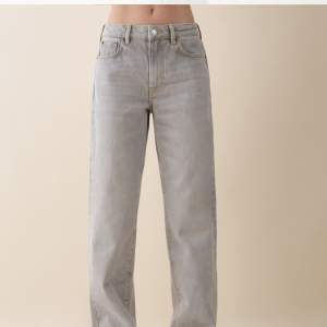 Supersnygga Jeans från Jeanerica, köpta på Nathalie Schuterman i Stockholm💛 Lappar finns kvar! Aldrig använda. Nypris 1.800