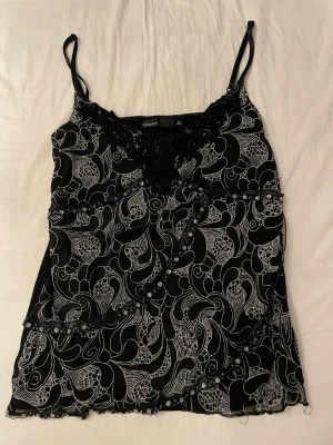 Topp - Jättefin mönstrad topp med små paljettdetaljer. Perfekt festtopp! Säljer då den aldrig kommer till användning. Tryck gärna på ”köp nu” eller lämna prisförslag, priset kan även diskuteras vid snabb affär💗💗