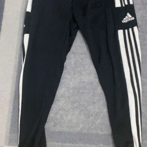 Adidas träningsbyxor  - Använda endast få tal gånger.  Bra kvalitet.  Passar perfekt till träning! Slimfit, köpta för 500kr 