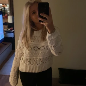 Stickad vit tröja Gina  - Superfin stickad vit tröja ifrån Gina 