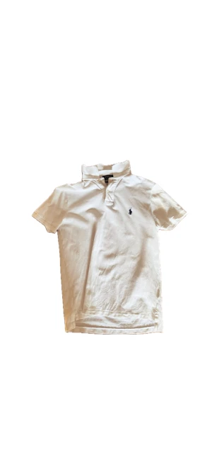 Ralph lauren pike - Ralph lauren pike i storlek s. Bra skick men en liten skada vid sidan av tröjan som knappt syns. Hör av er för fler frågor 
