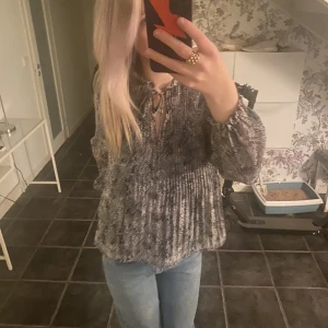Blus  - Säljer min jättefina blus ifrån mango!💓den är i jättegott skick utan defekter! Bara att höra av sig vid funderingar