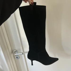 Svarta stövlar  - Sjukt snygga svarta stövlar med spetsig tå i mocka✨🪩