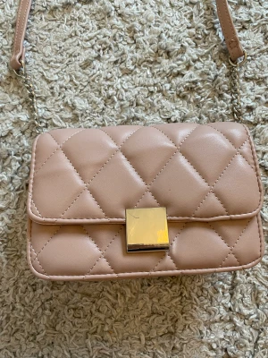 Rosa väska - Säljer denna väskan som jag aldrig har använt, nypris 300 jag säljer den för att jag vill inte ha den längre ❤️ skriv om ni e intresserade ❤️