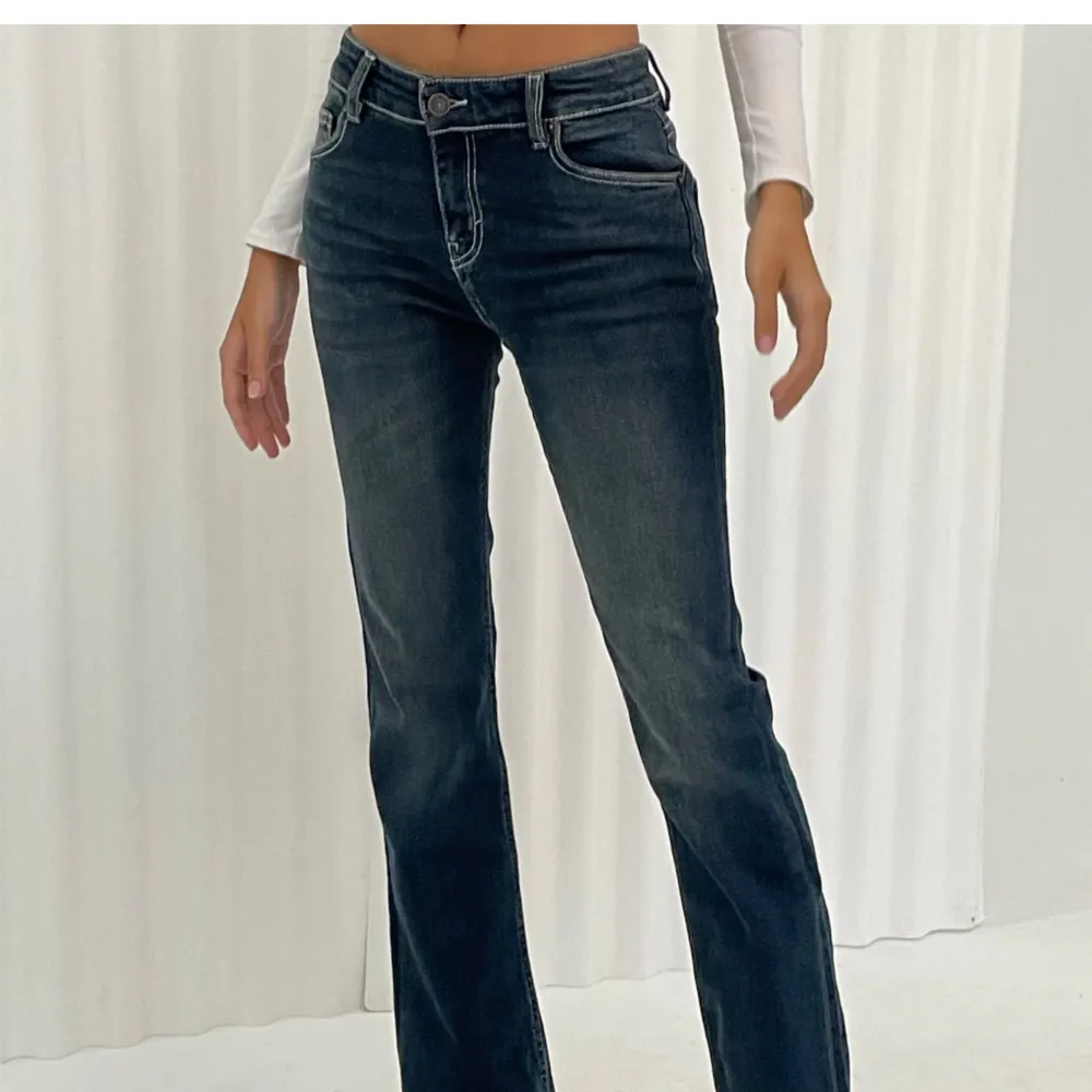Super snygga jeans från Motel rocks, säljer pga för stora på mig! Använda en gång. Skriv för fler bilder, pris kan diskutera vid snabb affär🌟. Jeans & Byxor.