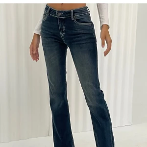 Low Rise Bootcut jeans  - Super snygga jeans från Motel rocks, säljer pga för stora på mig! Använda en gång. Skriv för fler bilder, pris kan diskutera vid snabb affär🌟