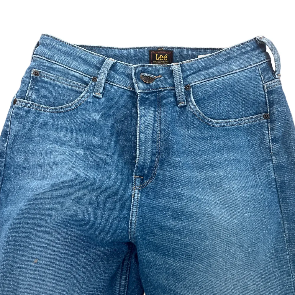 Lee jeans i perfekt skick i storlek W28 L31 i modell breese. Mid waist/ low. Aldrig använda pga storlek och köpa från Zalando . Jeans & Byxor.