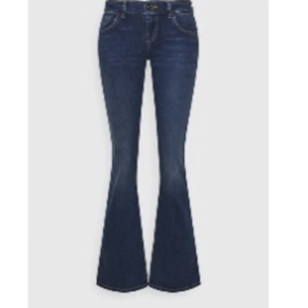 Säljer mina superfina mörkblåare jeans från ltb som inte kommer till användning längre💓💓modellen heter roxy och passar mig som är ca 160 och vanligtvis har storlek xs/s. Jeans & Byxor.