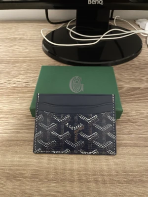 GoYard korthållare - Hej! Nu säljer jag min helt nya korthållare. Låda medföljer. Helt ny samt oanvänd. Pris kan diskuteras vid snabb affär. Kan både frakta och mötas 