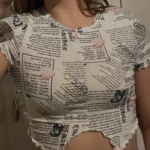 Vit crop top med text motiv i bra skick. Använd två gånger 