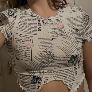 Crop top - Vit crop top med text motiv i bra skick. Använd två gånger 
