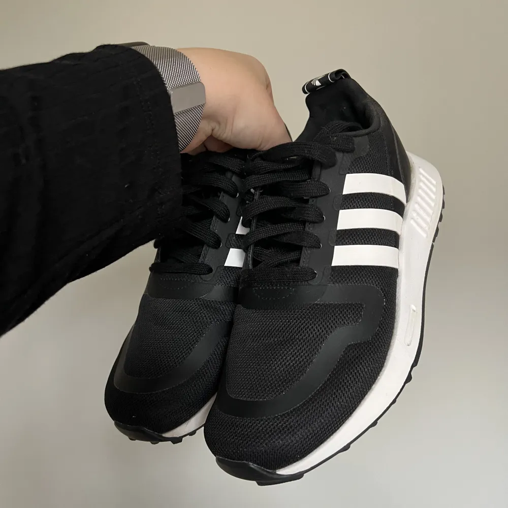 Adidas sneakers, använda fåtal gånger. Strl 38. Ord pris 1059kr. Skor.