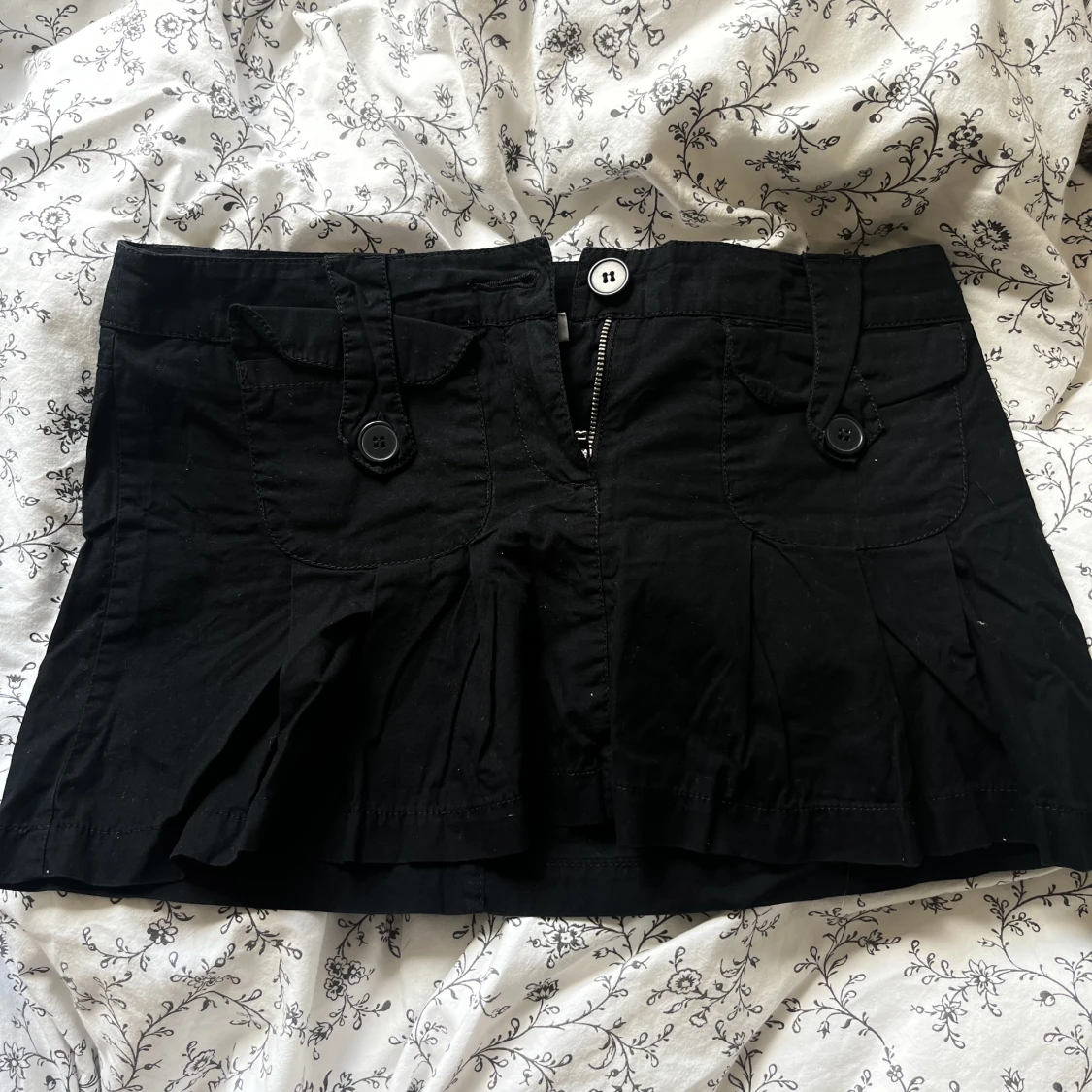 Lågmidjad kort kjol med knappar - 90