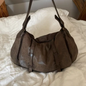 Brun väska  - Säljer denna sjukt fina väskan från bellstaff som inte kommer till användning. Köpt för va 600 säljer för 1500. Skriv privat om fler frågor💕