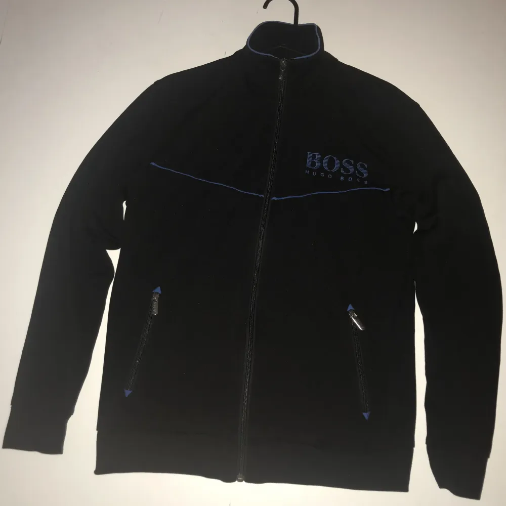 Säljer en Hugo Boss zip hoodie storlek S i Bra skick. Köparen står för frakt. Pris kan diskuteras.. Hoodies.