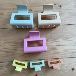 HÅRKLÄMMOR - 25 +frakt  för alla, liten spricka på den gröna, se bild 2. annars 7kr styck!