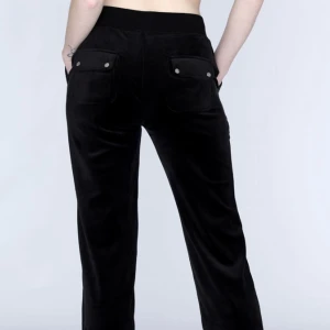 Juicy couture byxor  - Svarta juicy byxor, köpte från plick men blev aldrig använda/som nya❤️