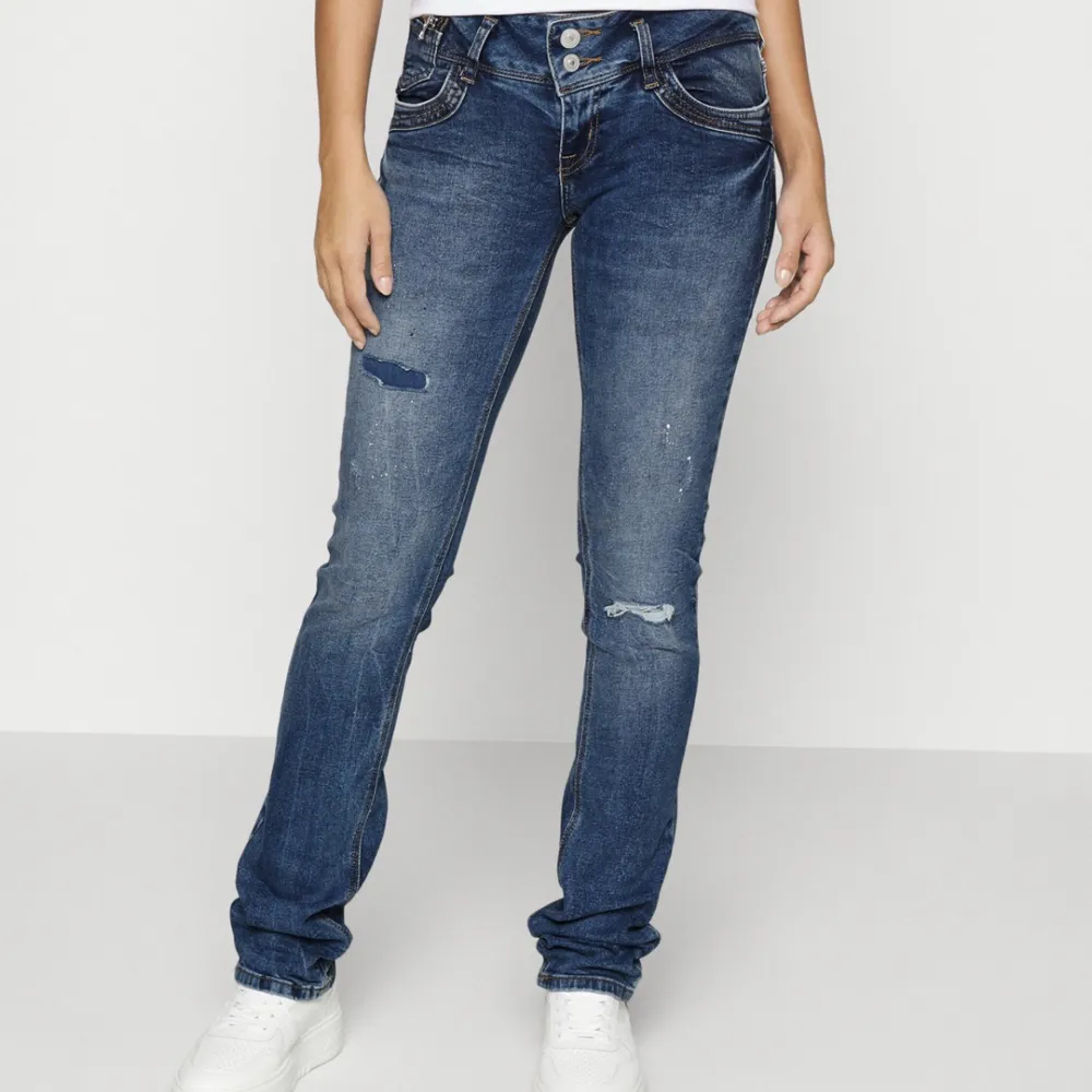 Säljer dessa mörkblåa lågmidjade jeans från Ltb då de inte riktigt passade mig. Därav mycket bra skick utan defekter❤️❤️. Jeans & Byxor.