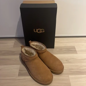 UGG’s  - Säljer dessa UGG’s storlek 43! De är helt nya! Box och allt medföljer! 