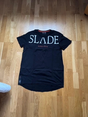 T-shirt  - En svart oversized t-shirt med lite tryck på 